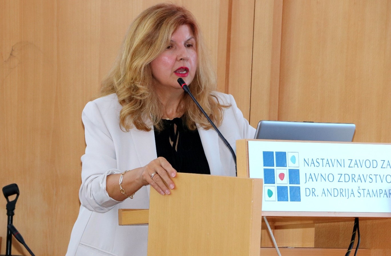 3. Prof. dr. sc. prim. Jasmina Vraneš, ispred NZJZ AŠ i Hrvatskog društva za kliničku mikrobiologiju organizatora simpozija